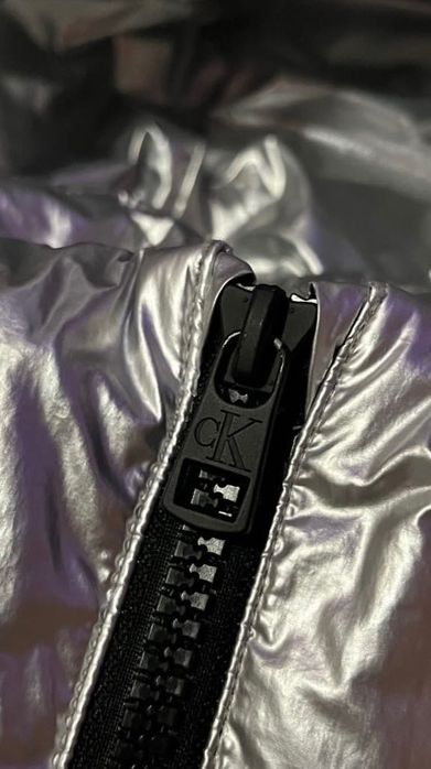 CALVIN KLEIN Silver puffer jacket ЯКЕ