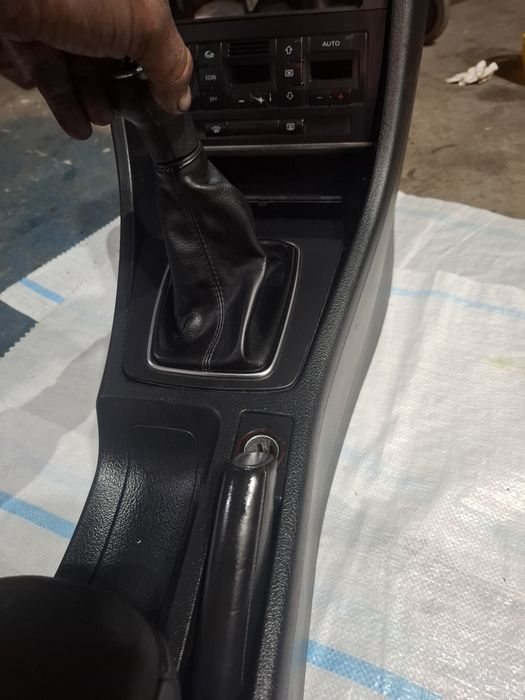 Consola centrala completa audi a4 b7 1.9 tdi BKE 5trepte 2006