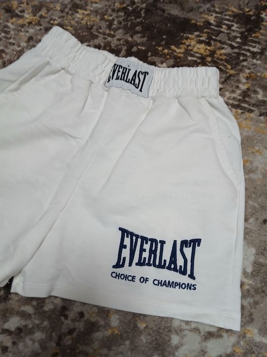 Pantaloni scurti albi  Everlast dama  noi  fara eticheta