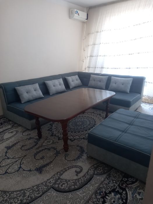 Mehmonhona divan va stol