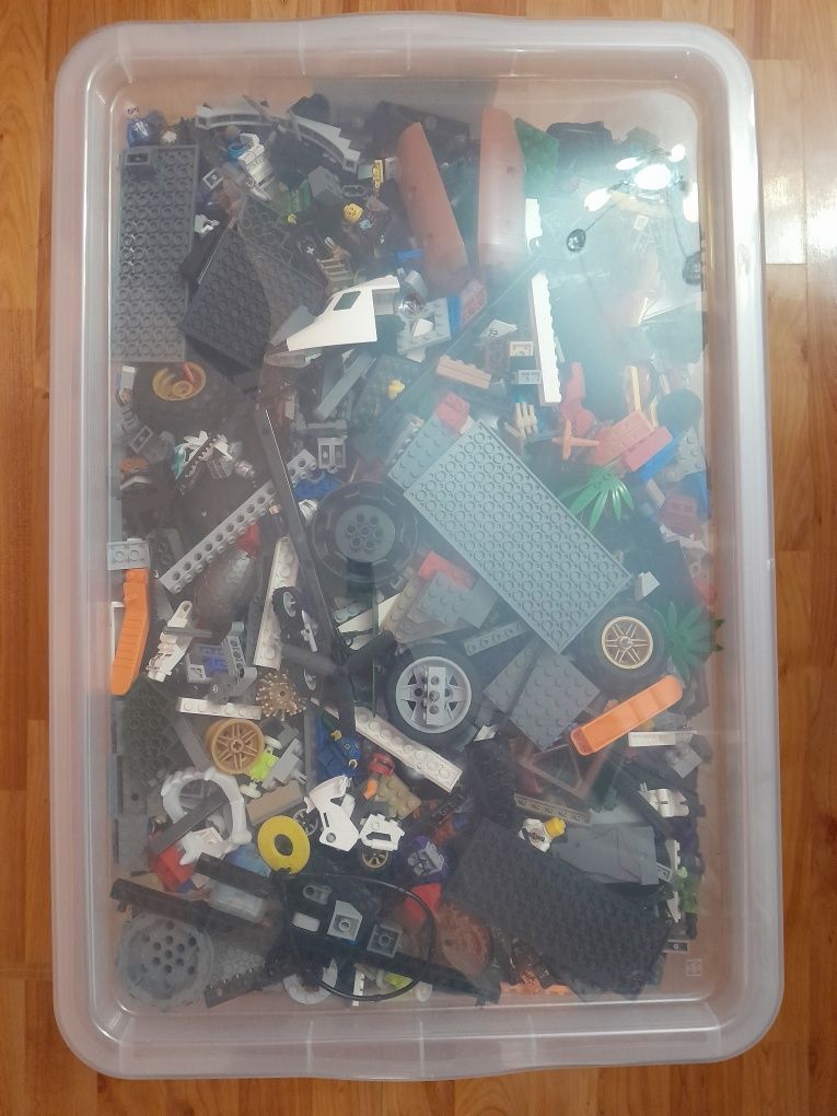 De vânzare 2 cutii cu lego și albumele după care pot fi construite.