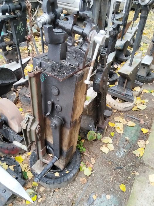 Vinciu foarte vechi de lemn cu fier forjat colectie