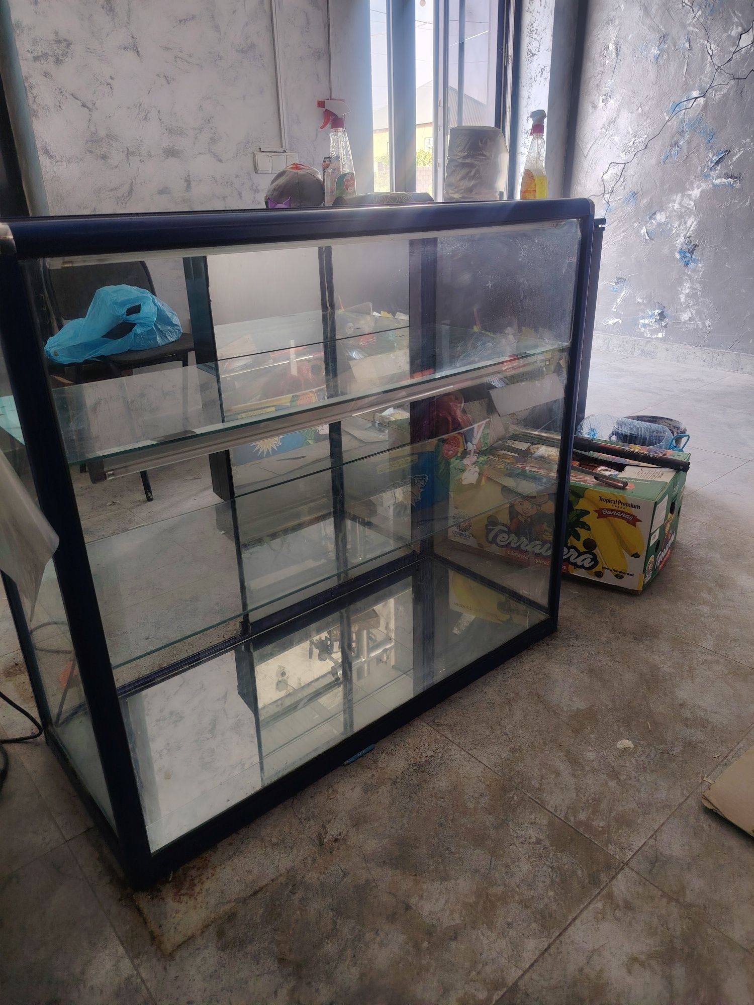 Продам стеклянную витрину