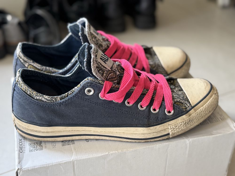 Vând incaltaminte Converse