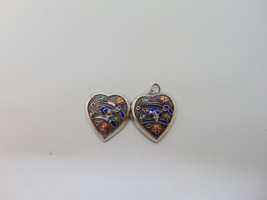 Pandantiv inima care se deschide din argint cu email