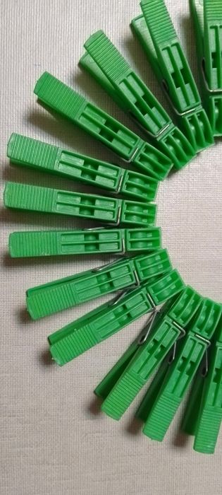 Пластмасови щипки за пране в зелено