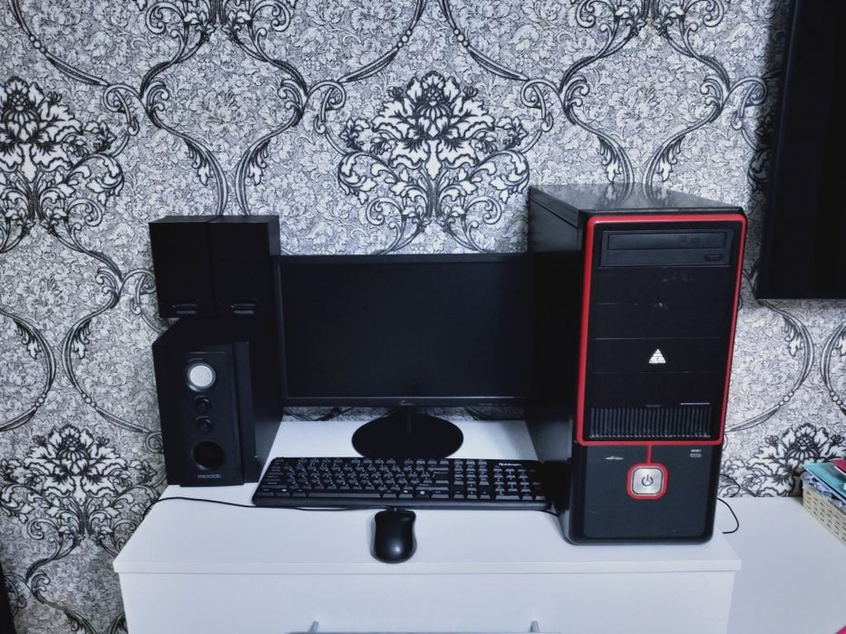 Продается компьютер полным комплектом: ПК, монитор, мышь,

Колонки