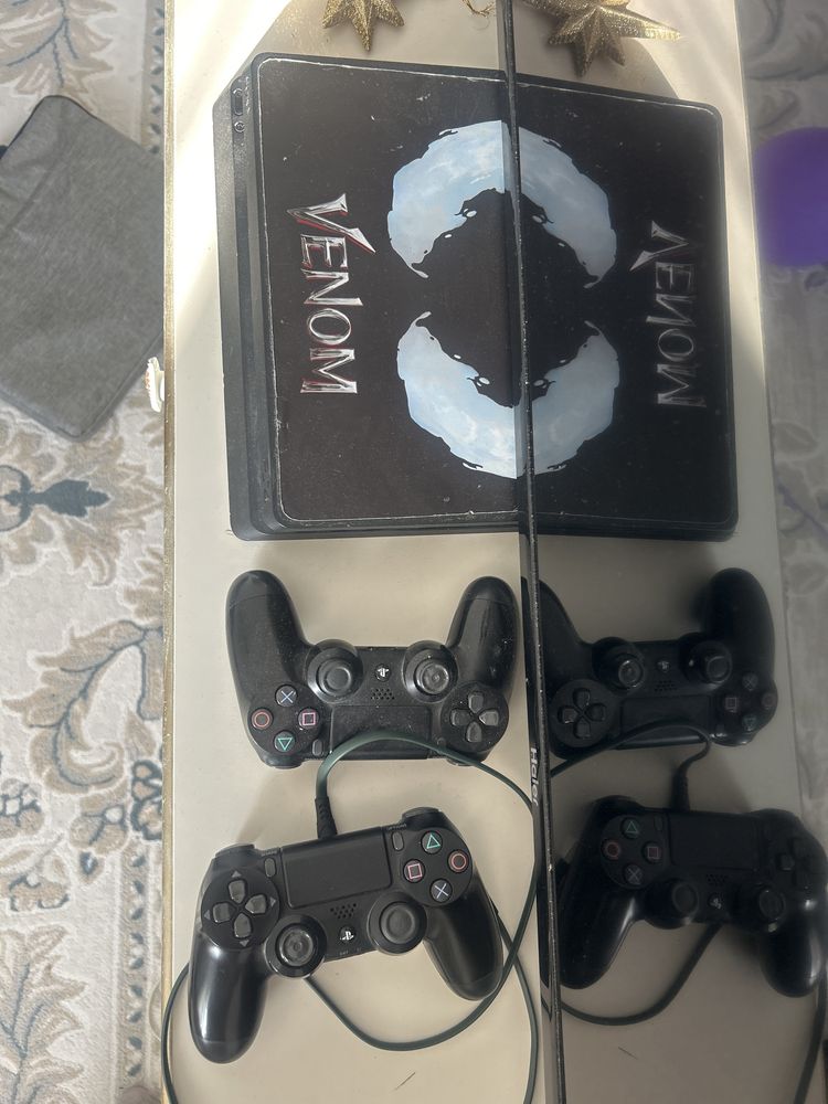 PlayStation 4 с двумя жомтиками