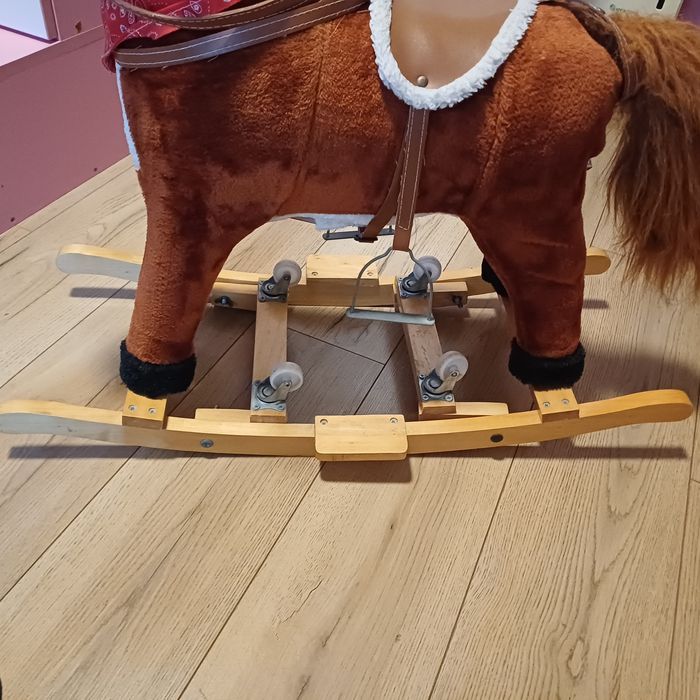 Balansoar căluț   echipat si cu  roți