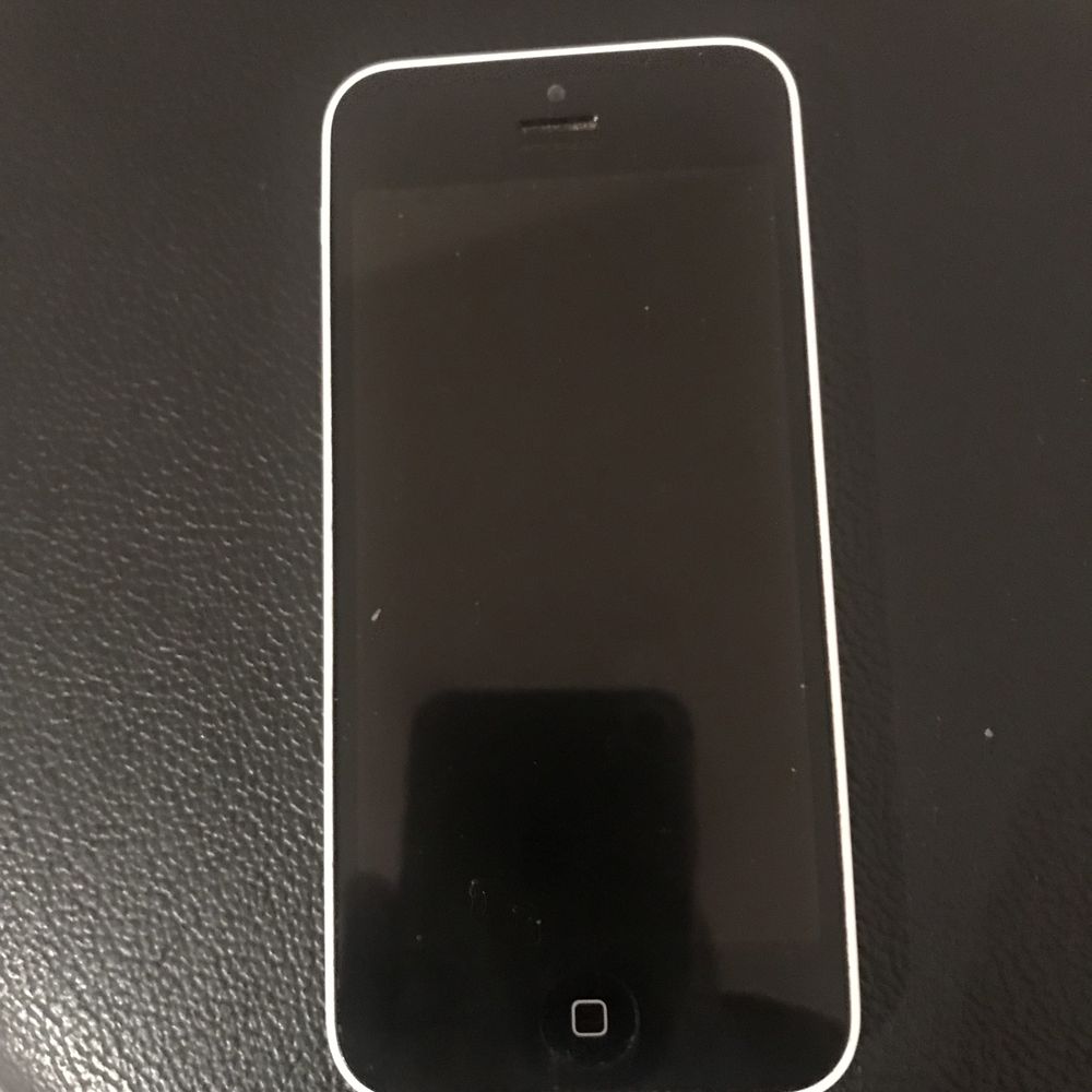 Продавам i phone 5C