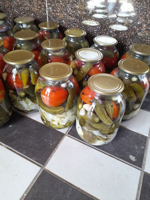 Консервированные огурцы и помидоры в банках. Домашные продукты