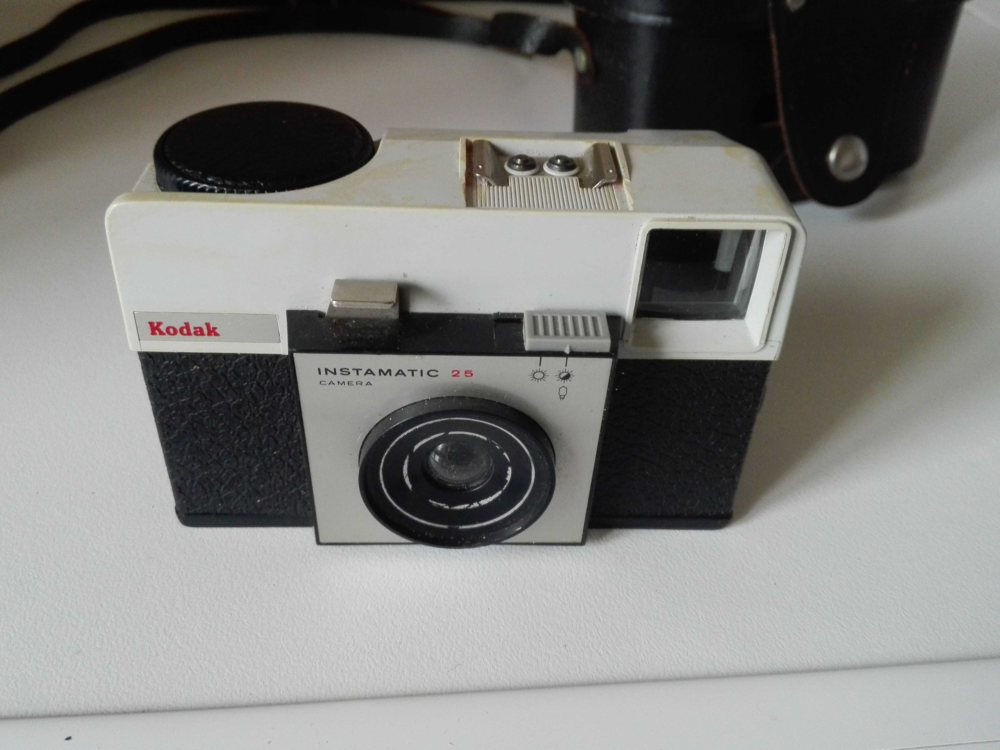 Фотоапарати Perfekta II  и Kodak Instamatic 25 Camera .
