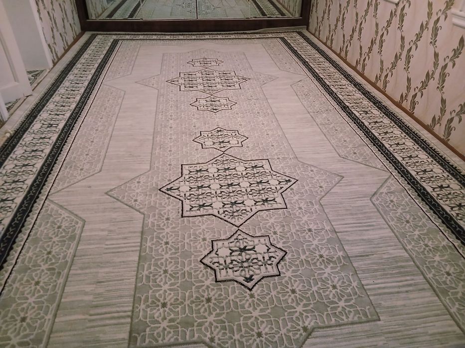 Yangi holatta gilam sotiladi