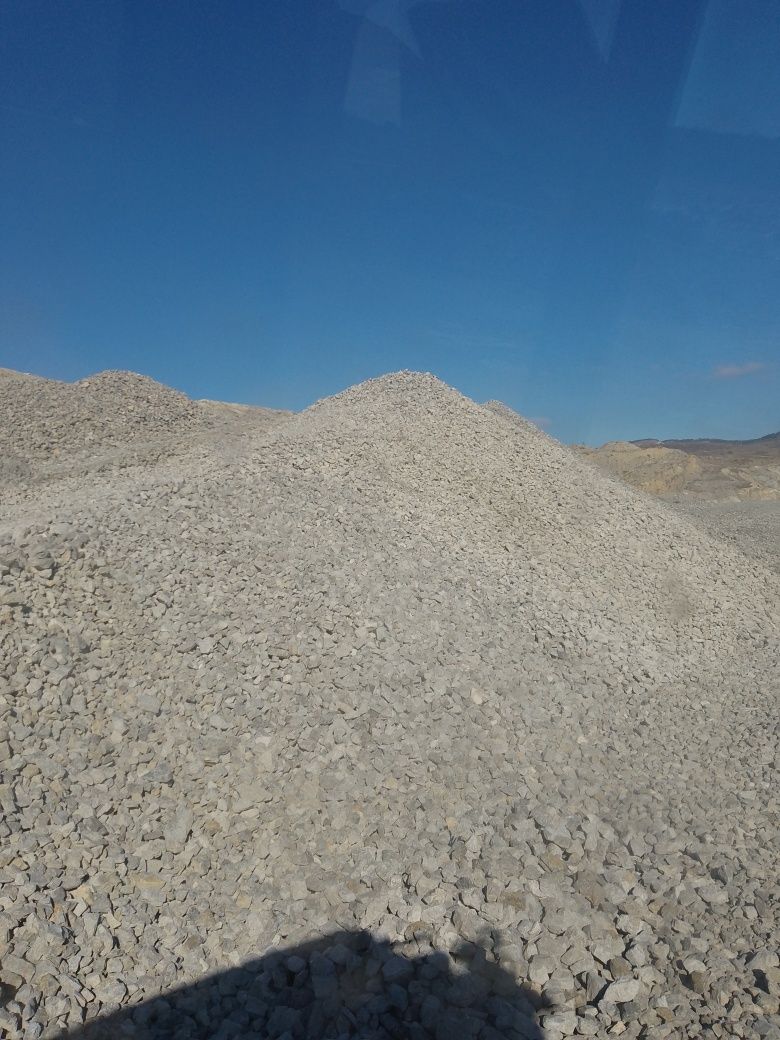 Скална маса, дренажен камък,пясък, земя. Доставка с чгондола30тона