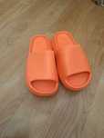 Papucii yeezy slides