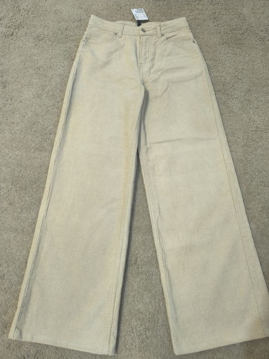 Pantaloni din catifea reiată (H&M)