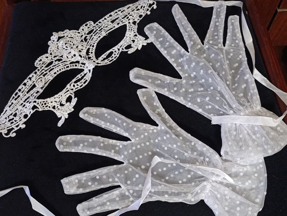 Комплект белая карнавальная маска и перчатки