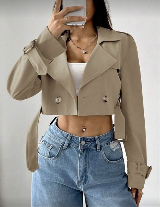 Дамско яке с щрих,къс тренчкот с дълъг ръкав и иопчета отпред.