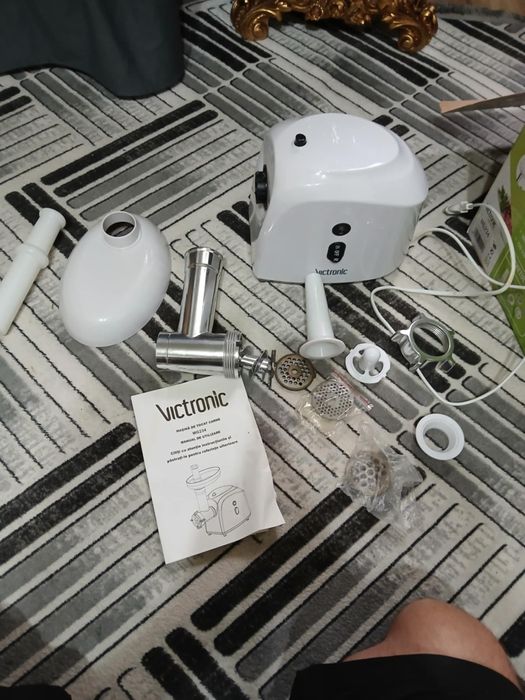 Vând mașină de tocat care ca noua