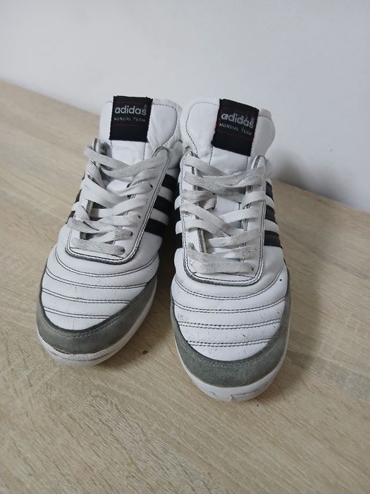 Ghete de fotbal pentru teren sintetic