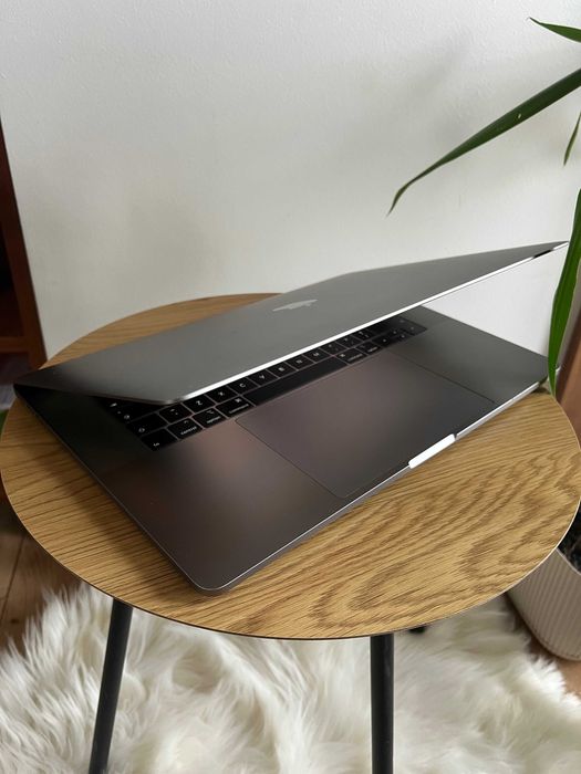 Macbook Pro 15 2019 - i9 8-nuclee, 560X, 16GB DDR4, 512GB SSD
