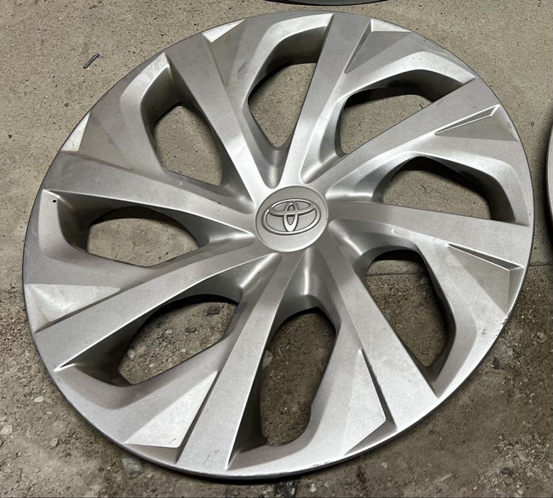 Оригинальный 1 колпак на Toyota Corolla E180