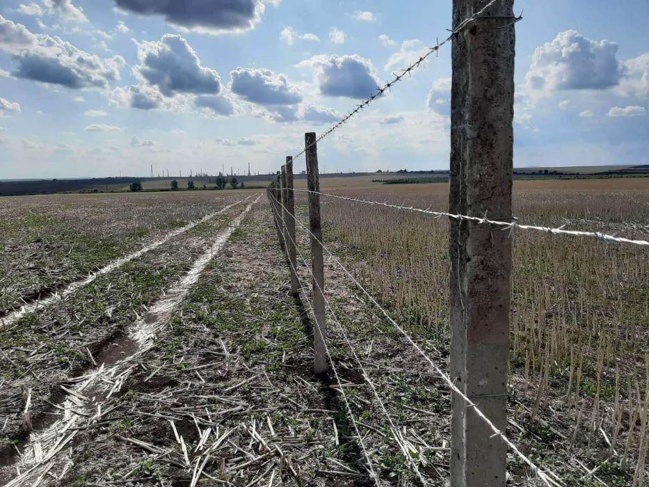 Ограда с Метални Пана и Поцинкована мрежа и Бодлива Тел