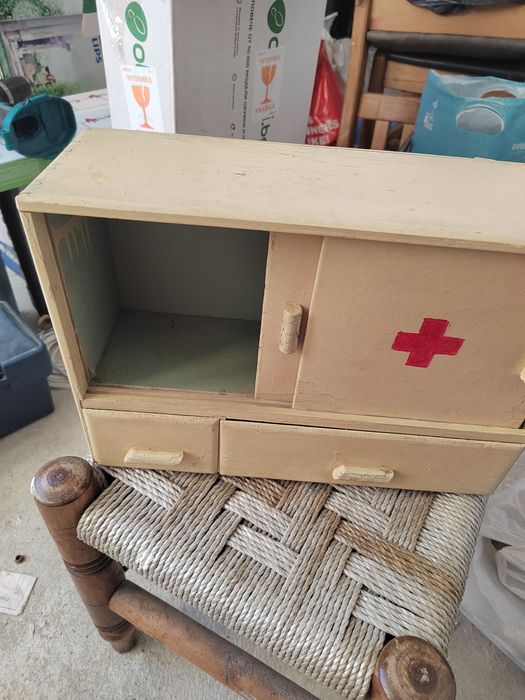 Ретро  шкафче аптечка