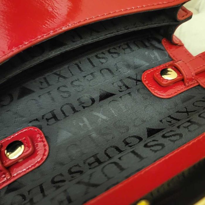 Guess Geanta crossbody de piele lacuita cu detaliu metalic 130lei