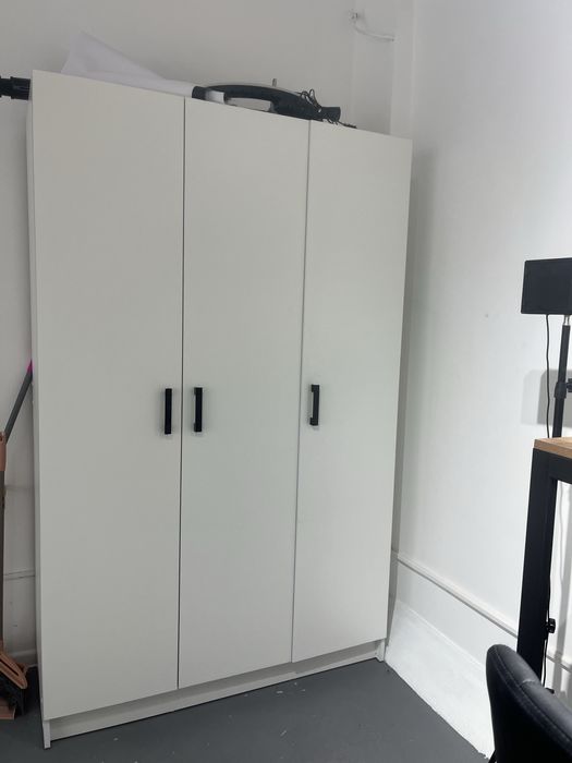 Шкаф трехдверный