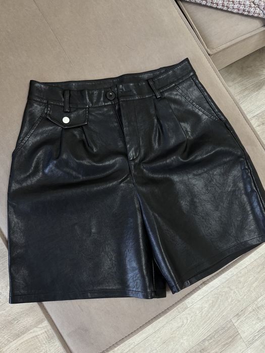 Продам женские кожаные шорты