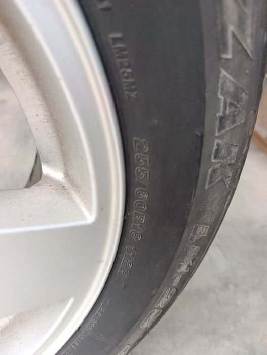Джанти със зимни гуми Bridgestone 255/55/r18 от Ланд Роувър Дискавъри