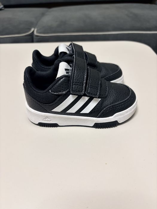 Обувки Адидас.