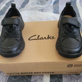 Обувки на Кларкс за момче 25.5 като номер