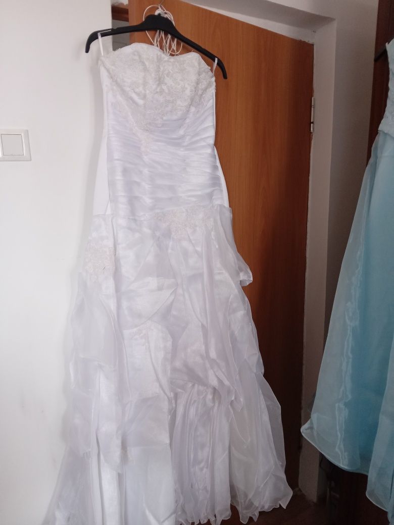 Платье свадебное б/у 46 размера и голубое платье 42размера цена 50000