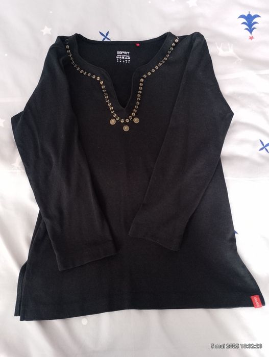 Bluza cu mânecă trei sferturi.