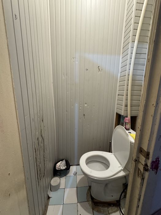 Срочно прадается 2/х ком квартира 10/мек район карвон базар без ремонт