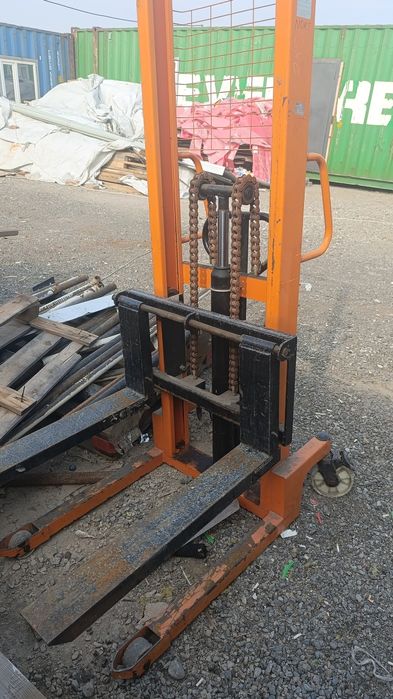 Штабелёр 2 т.в отличном состоянии