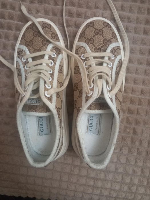 Обувки на Guess чисто нови