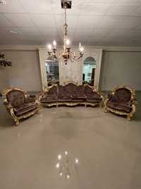 Мягкий королевский диван и два кресла.