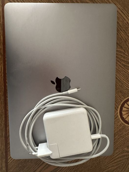 Макбук, холодильник, грильято