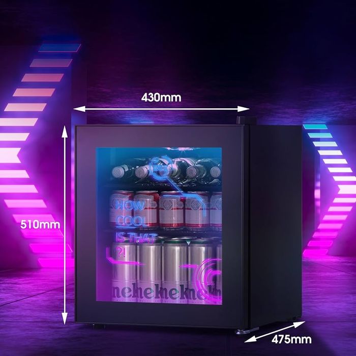 Mini-frigider HCK de 48L, cu usă de sticlă, ideal pentru buturi.