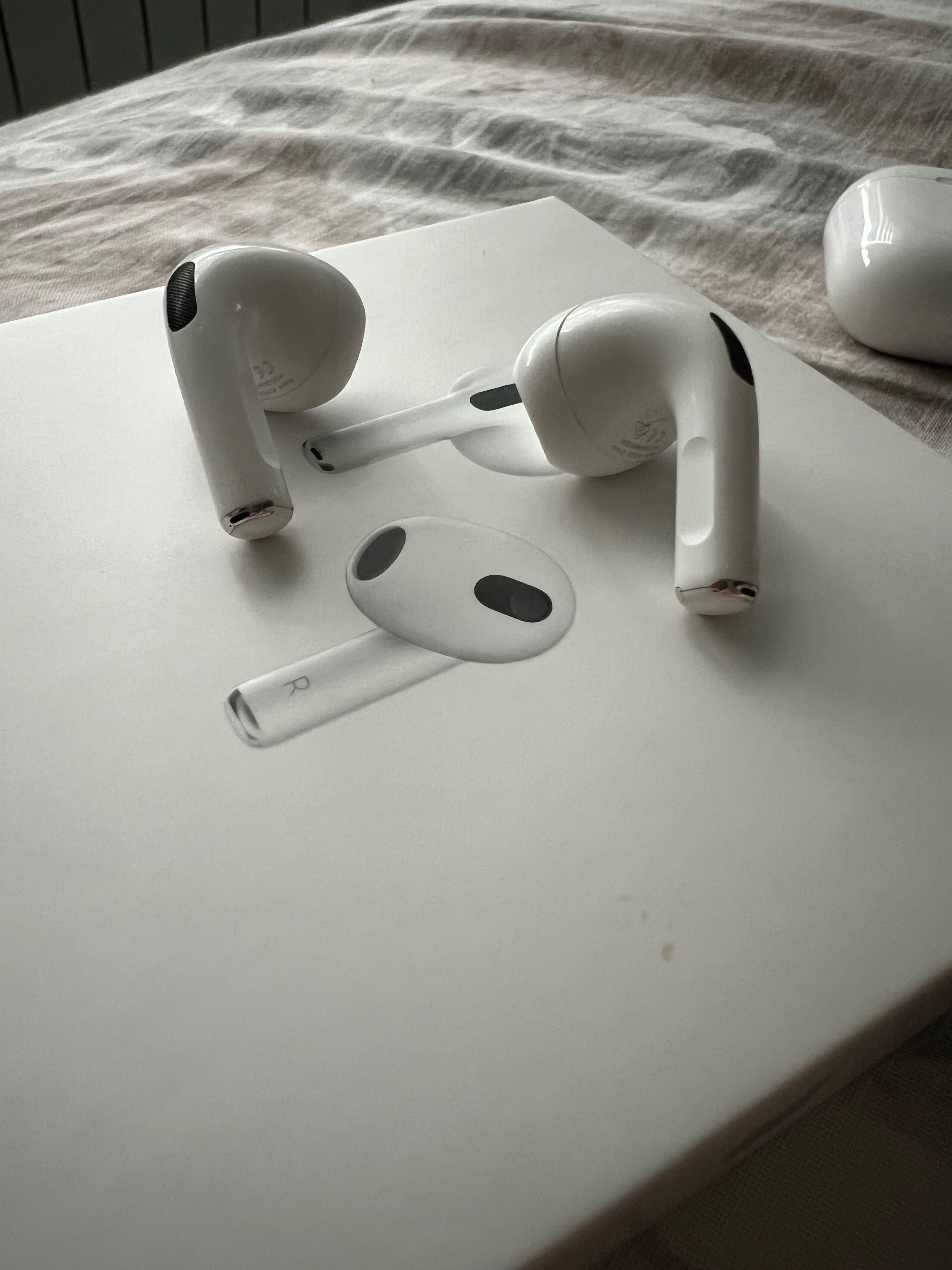 Apple Airpods 3rd generation with MagSafe Charging case