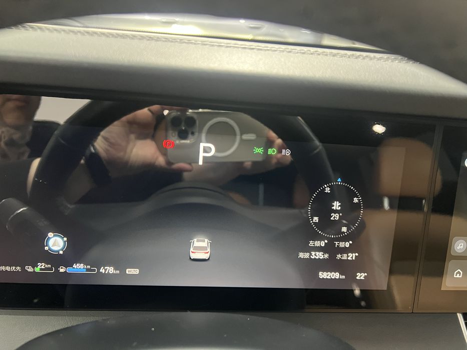 Li one 8 model avtosalondan