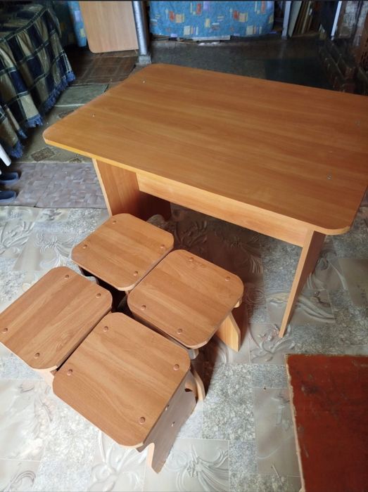 Продам стол и четыре стула