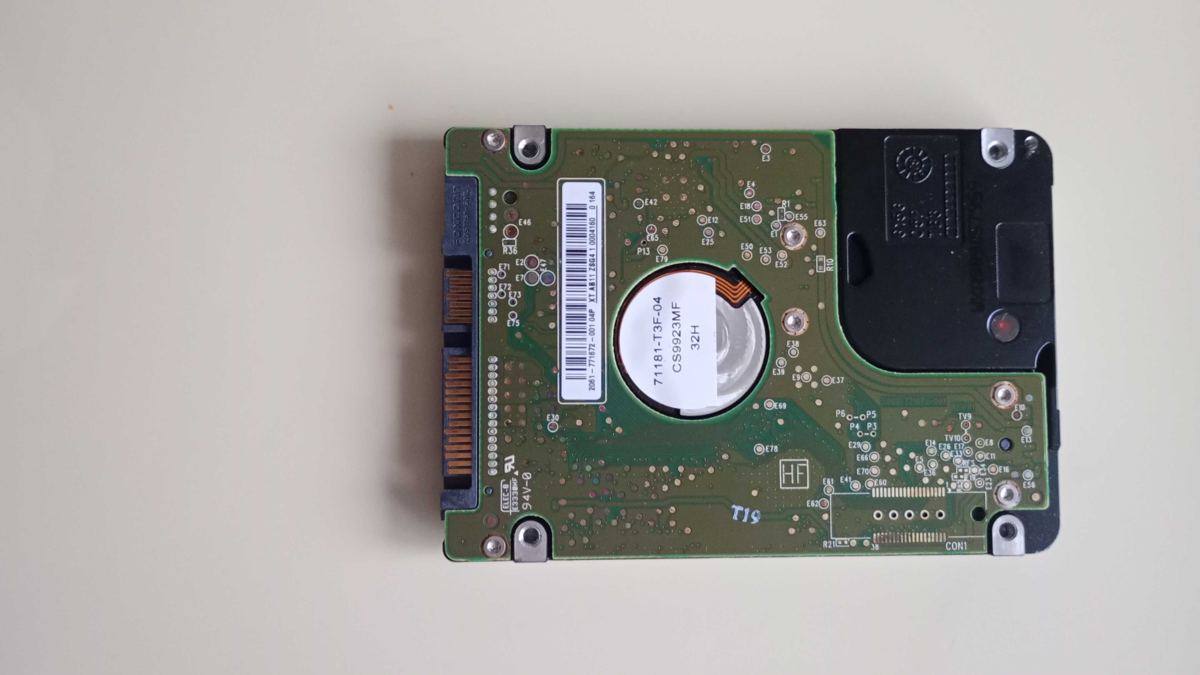 Продавам хард диск за лаптоп но и за компютър става. 250GB.