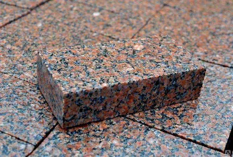 Гранитная брусчатка разных размеров и разной толщины.