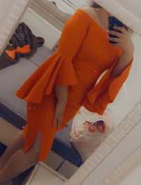 Киса оранжева рокля