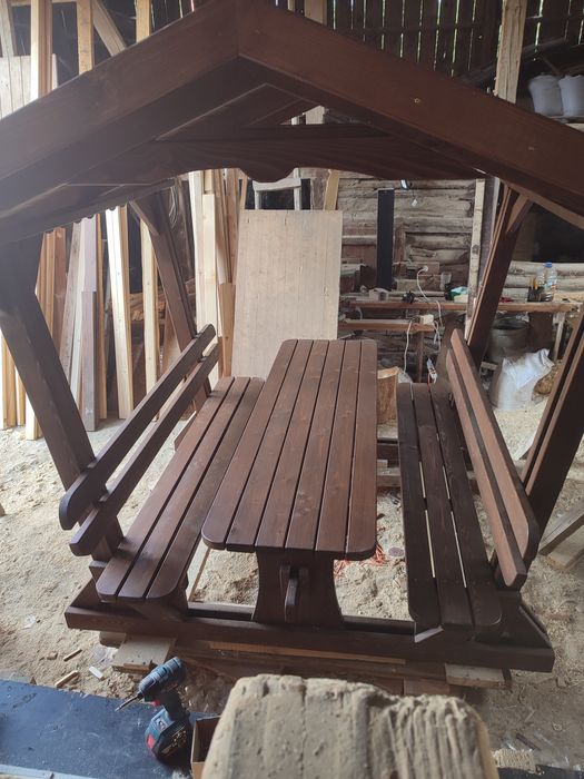 Foisor gradina cu masa si banci