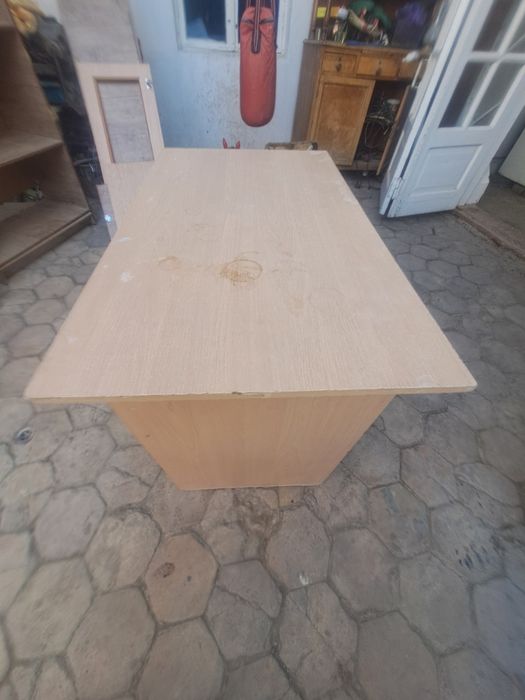 Полка ва стол сотилади.